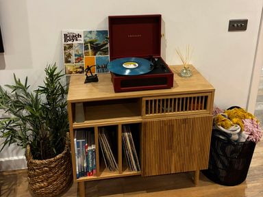 A living room with a record player and vinyl records at Fistral Apres Surf in Newquay
