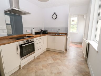 A kitchen with oven stove sink toaster and kettle at Daisy Cottage in Bideford