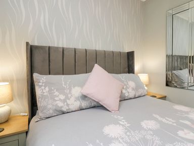 A bedroom with a bed and bedside lamps at Badgers Hollow Lodge, Grasmere 30, White Cross Bay near Windermere