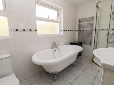 A bathroom with a bathtub toilet sink and shower at Harbour Lights in Torquay