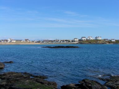 A coastal village with houses along the shore and rocky outcrops in the water at Beach Reach in Valley