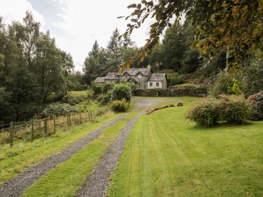 A house with a garden and driveway at Greffyn in Betws-Y-Coed