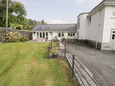 A house with a garden and fence at Pengwern Bach in Llanrwst