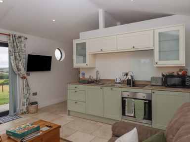 A kitchen with cabinets and appliances at The Pennymoor in Cadeleigh near Tiverton