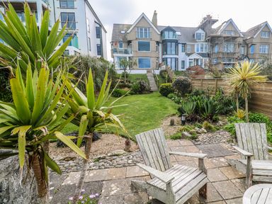 A garden with seating and plants at Island View in Carbis Bay