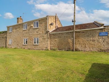 An outdoor view of Asta Cottage with grass at Asta Cottage in Cresswell