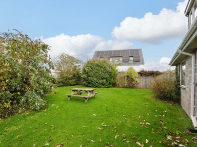 A garden with a picnic table and trees at Avoca in Rock