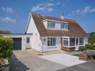 A house with a garage and garden at Sunset in Polzeath