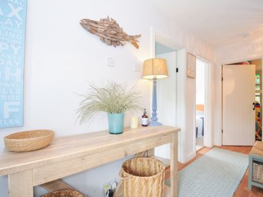 A hallway with a fish decoration and a lamp at Rocklings in Rock