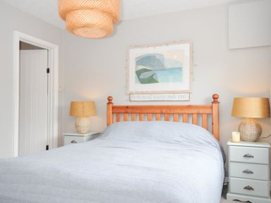 A bedroom with a wooden bed and lamps on nightstands at Rocklings in Rock