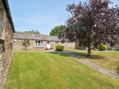 A bungalow with grass and trees at Mill Pond in Rock