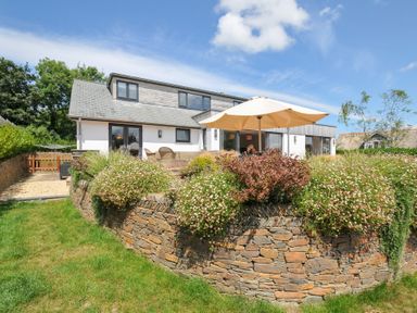 A house with a garden and an umbrella at Porthilly Brook in Rock