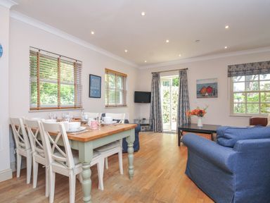 A dining room with a table and chairs at Lowenna Manor 10 Rock