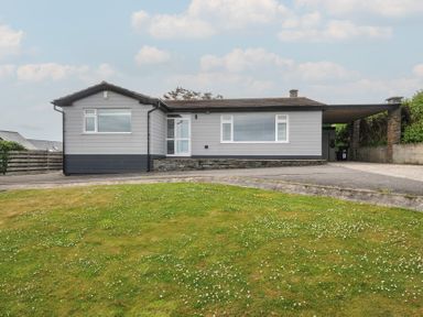 A house with a carport and garden at Hillview in Polzeath