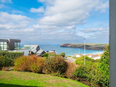 A view of houses and the ocean at Windyhill in Polzeath