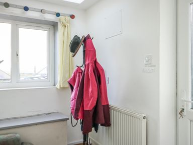 An entrance hall with a coat rack and a window at 7 Bro Branwen Aberffraw near Rhosneigr