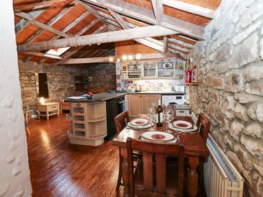 A kitchen with a dining table and kitchen island at The Granary in Rothbury