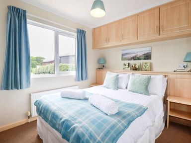 A bedroom with a double bed and window at Chi Prenn Byhan in Tintagel