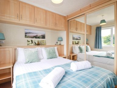 A bedroom with two beds and towels at Chi Prenn Byhan in Tintagel