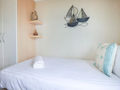 A bedroom with a bed and decorative objects at Chi Prenn Byhan in Tintagel