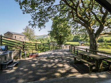An outdoor area with a pathway and a house at Oak Tree View in Nantmel near Rhayader