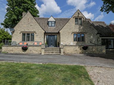 A house with stone walls and outdoor seating at Bell Garden in Stow-On-The-Wold