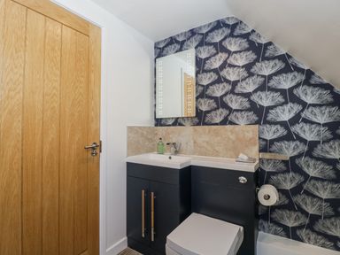 A bathroom with a sink and toilet at Bell Garden in Stow-On-The-Wold