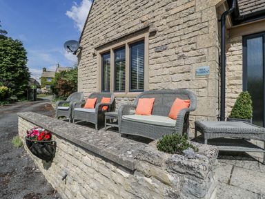 An outdoor seating area with chairs and a table at Bell Garden in Stow-On-The-Wold