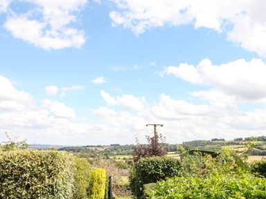 A rural landscape with hedges and fields under a blue sky at Red Fawn Cottage in Blockley