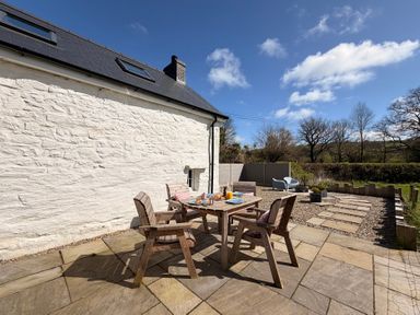 A garden area with a table and chairs at Pensarngerrig in Rhydlewis