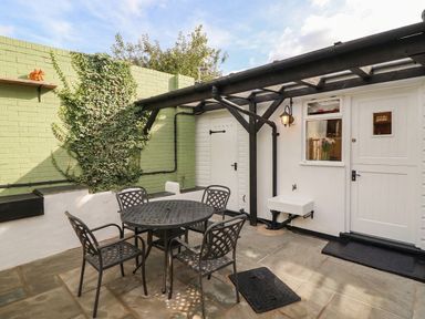 An outdoor area with a table and chairs at 18 Church Street in Llangollen