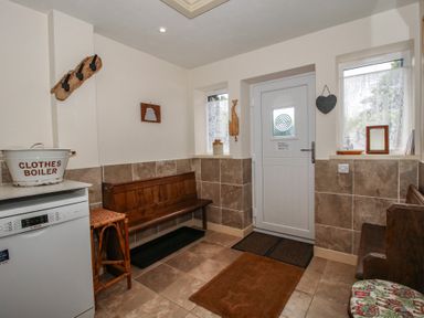 A hallway with a bench and a clothes boiler at Buzzards Breg in Builth Wells