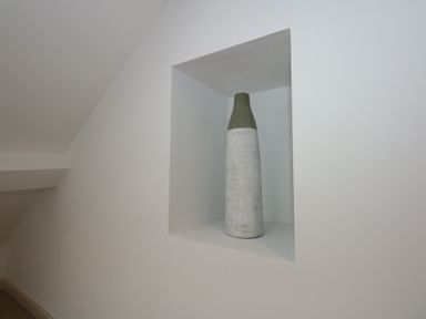 A decorative tall vase placed in a built-in wall niche at Min Y Mor - Morfa Nefyn