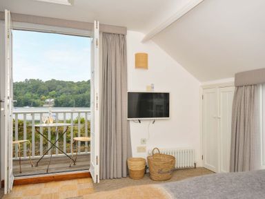 A bedroom with a view overlooking the river at Island House in Golant near Tywardreath