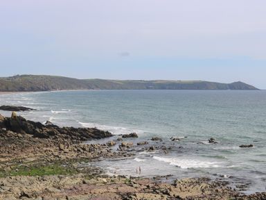A coastal landscape with rocky shore and waves rolling in at Hillside in Crafthole