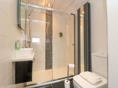A bathroom featuring a shower, toilet, and sink at Wyvill House in Cayton