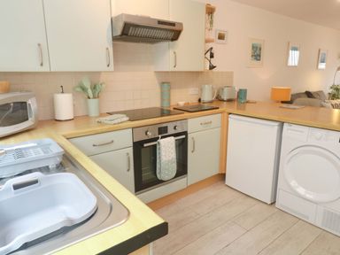 A kitchen with appliances and fixtures at Driftwood in Marazion