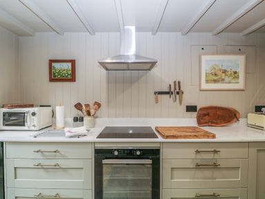 A kitchen with various appliances and utensils at Mallards in Bourton-On-The-Water