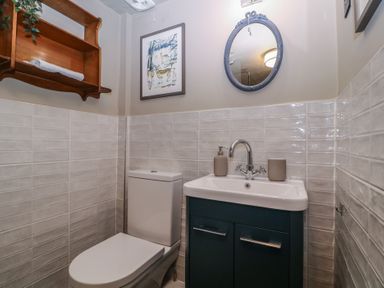 A bathroom with a washbasin and toilet at Mallards in Bourton-On-The-Water