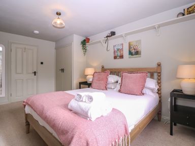 A bedroom with a bed and bedside tables at Mallards in Bourton-On-The-Water