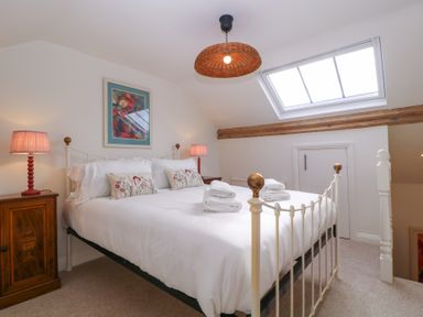 A bedroom with a bed and lamps at Mallards in Bourton-On-The-Water