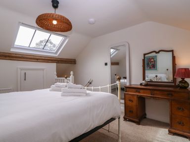 A bedroom with a bed and a chest of drawers at Mallards in Bourton-On-The-Water
