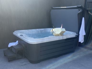 A hot tub with ice bucket and towel at Ninky Nonk in Bishop Sutton