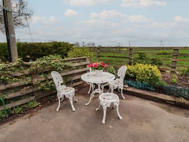 A garden with a table and chairs at Country Retreat in Ponteland