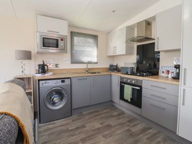 A kitchen with appliances and fixtures at Away Daze Carnaby near Bridlington