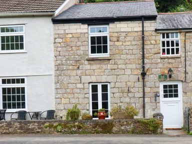 A building with windows and a door at Vi’s Valley View in Pentewan