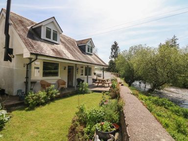 A house with a porch and garden beside a river at Barleside in Dulverton