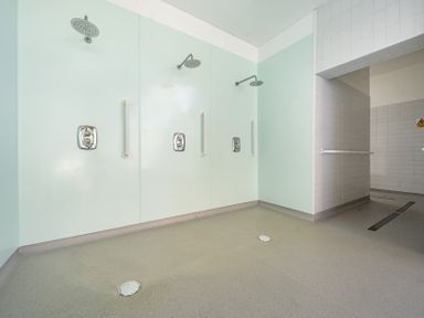 A bathroom with showers and grab rails at Jubilee Two Bedroom House Pet Friendly Penrith