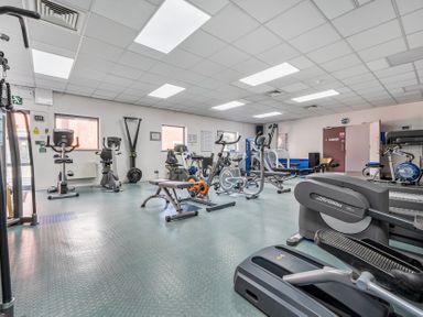 A gym with various exercise equipment at Jubilee Two Bedroom House Pet Friendly Penrith
