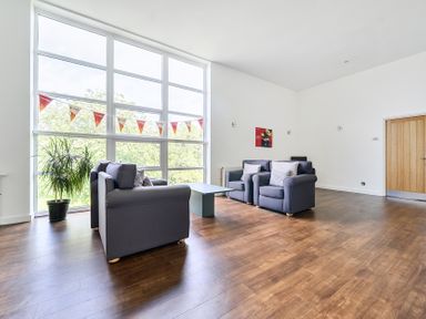 A living room with sofas and a table at Jubilee Two Bedroom House Pet Free Baby Friendly Penrith